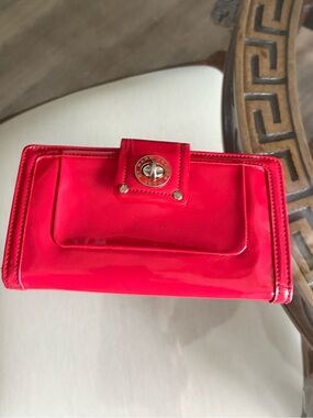 ❤️❤️MARC BY MARC JACOBS RED PATENT LEATHER TURNLOCK WALLET!❤️❤️